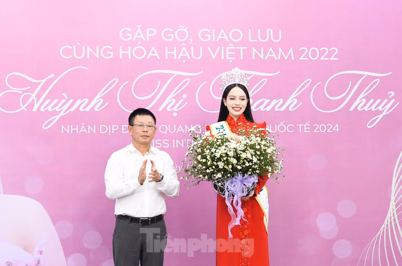 Tổng Biên tập Phùng Công Sưởng tặng hoa cho Hoa hậu Huỳnh Thị Thanh Thủy. Ảnh: Như Ý.