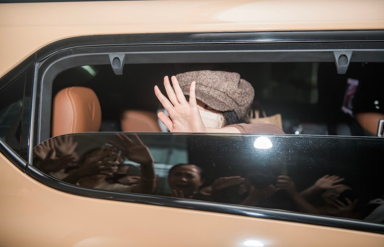 Em gái quốc dân Kim Yoo Jung được fan vây quanh khi đặt chân đến sân bay Nội Bài.