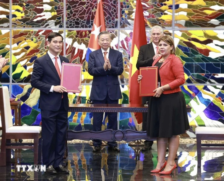 Tổng Bí thư, Chủ tịch nước Tô Lâm và Bí thư thứ nhất Đảng Cộng sản Cuba, Chủ tịch Cuba Miguel Diaz Canel Bermudez chứng kiến Lễ ký kết văn kiện hợp tác giữa tỉnh Vĩnh Phúc với tỉnh Mayabeque. (Ảnh: Lâm Khánh/TTXVN) Tổng Bí thư, Chủ tịch nước Tô Lâm và Bí thư thứ nhất Đảng Cộng sản Cuba, Chủ tịch Cuba Miguel Diaz Canel Bermudez chứng kiến Lễ ký kết văn kiện hợp tác giữa tỉnh Vĩnh Phúc với tỉnh Mayabeque. (Ảnh: Lâm Khánh/TTXVN)