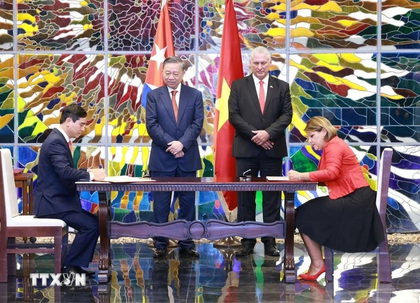 Tổng Bí thư, Chủ tịch nước Tô Lâm và Bí thư thứ nhất Đảng Cộng sản Cuba, Chủ tịch Cuba Miguel Diaz Canel Bermudez chứng kiến Lễ ký kết văn kiện hợp tác giữa tỉnh Vĩnh Phúc với tỉnh Mayabeque. (Ảnh: Lâm Khánh/TTXVN) Tổng Bí thư, Chủ tịch nước Tô Lâm và Bí thư thứ nhất Đảng Cộng sản Cuba, Chủ tịch Cuba Miguel Diaz Canel Bermudez chứng kiến Lễ ký kết văn kiện hợp tác giữa tỉnh Vĩnh Phúc với tỉnh Mayabeque. (Ảnh: Lâm Khánh/TTXVN)