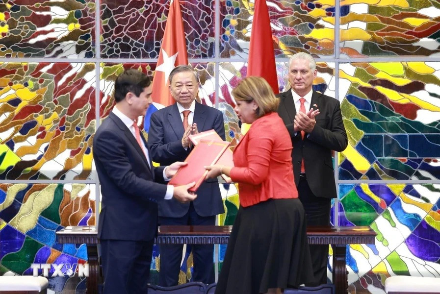 Tổng Bí thư, Chủ tịch nước Tô Lâm và Bí thư thứ nhất Đảng Cộng sản Cuba, Chủ tịch Cuba Miguel Diaz Canel Bermudez chứng kiến Lễ ký kết văn kiện hợp tác giữa tỉnh Vĩnh Phúc với tỉnh Mayabeque. (Ảnh: Lâm Khánh/TTXVN) Tổng Bí thư, Chủ tịch nước Tô Lâm và Bí thư thứ nhất Đảng Cộng sản Cuba, Chủ tịch Cuba Miguel Diaz Canel Bermudez chứng kiến Lễ ký kết văn kiện hợp tác giữa tỉnh Vĩnh Phúc với tỉnh Mayabeque. (Ảnh: Lâm Khánh/TTXVN)