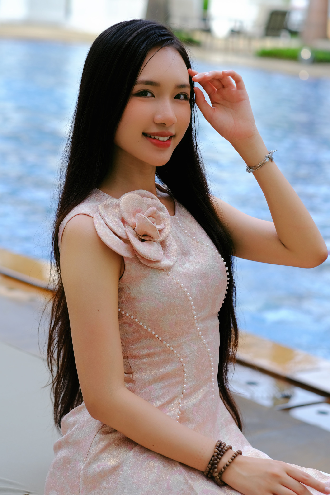 Thí sinh Hà Thị Giang Thanh khoe vẻ nền nã trong bộ váy màu hồng pastel. Cô cho biết đây là lần thứ hai quay lại TP Huế. "Nhờ có cuộc thi Hoa hậu Việt Nam, tôi đã có cơ hội trải nghiệm TP Huế mộng mơ cùng các bạn thí sinh. Tôi đã được hai bạn thí sinh người Huế dẫn đi trải nghiệm nhiều món ăn, danh lam thắng cảnh độc đáo ở Huế. Tôi nhớ nhất là khi được vào Đại Nội Huế và trực tiếp nghe Nhã nhạc cung đình Huế - một trong những di sản văn hóa phi vật thể của nhân loại", cô chia sẻ.