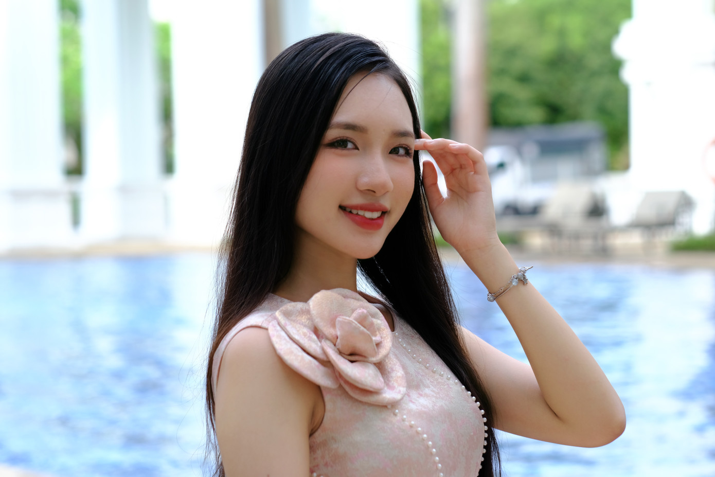 Thí sinh Hà Thị Giang Thanh khoe vẻ nền nã trong bộ váy màu hồng pastel. Cô cho biết đây là lần thứ hai quay lại TP Huế. "Nhờ có cuộc thi Hoa hậu Việt Nam, tôi đã có cơ hội trải nghiệm TP Huế mộng mơ cùng các bạn thí sinh. Tôi đã được hai bạn thí sinh người Huế dẫn đi trải nghiệm nhiều món ăn, danh lam thắng cảnh độc đáo ở Huế. Tôi nhớ nhất là khi được vào Đại Nội Huế và trực tiếp nghe Nhã nhạc cung đình Huế - một trong những di sản văn hóa phi vật thể của nhân loại", cô chia sẻ.