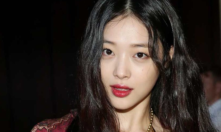 Từ trái sang, Jonghyun (SHINee) và Sulli (f(x)) lựa chọn kết thúc cuộc sống vì căn bệnh trầm cảm hủy hoại họ. Từ trái sang, Jonghyun (SHINee) và Sulli (f(x)) lựa chọn kết thúc cuộc sống vì căn bệnh trầm cảm hủy hoại họ.