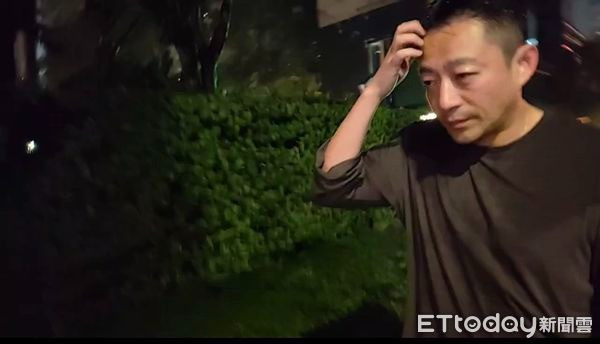 Uông Tiểu Phi lặng lẽ đi bộ dưới mưa sau khi Từ Hy Viên qua đời. Uông Tiểu Phi lặng lẽ đi bộ dưới mưa sau khi Từ Hy Viên qua đời.