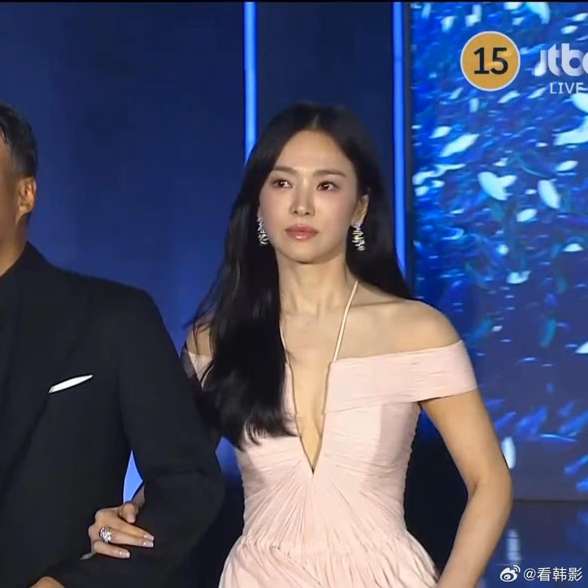 Song Hye Kyo xuất hiện tại Baeksang, trao giải Nam và Nữ diễn viên truyền hình xuất sắc nhất.