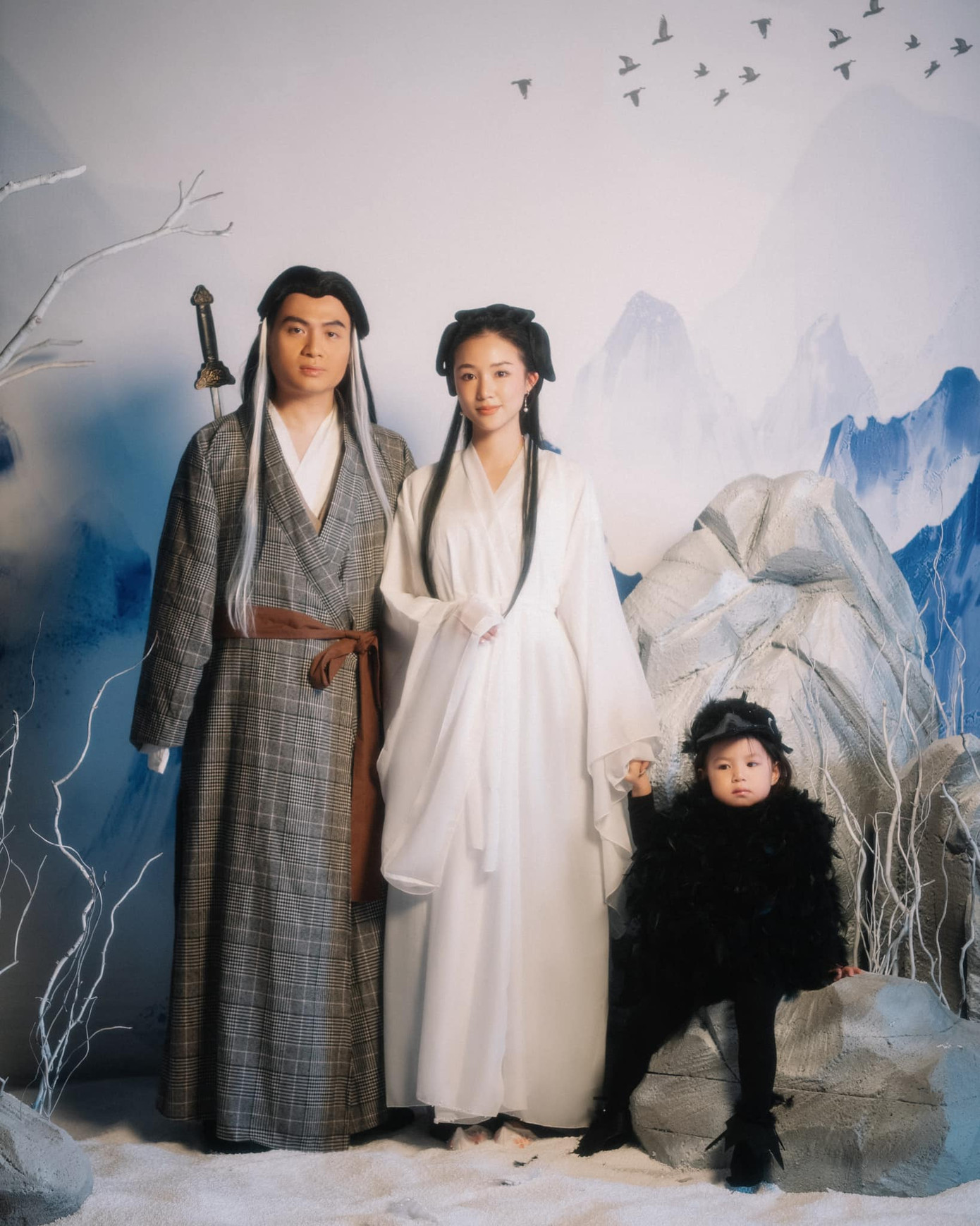 Diễn viên Bình An (phải) nhận chỉ trích là kém duyên trong bài ảnh của gia đình Salim.