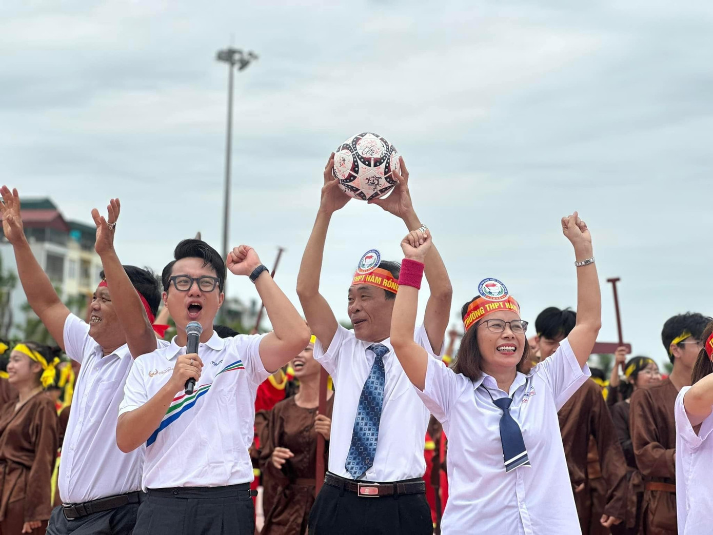 MC Sơn Lâm tại điểm cầu Quảng trường Lam Sơn, TP Thanh Hóa, truyền lửa cho nam sinh Lê Xuân Mạnh (THPT Hàm Rồng).