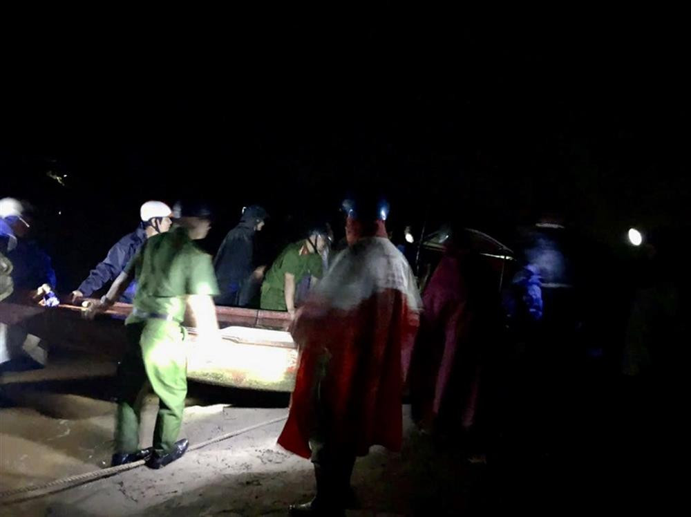 Công an thành phố Hòa Bình hỗ trợ người dân ứng phó với bão số 3.