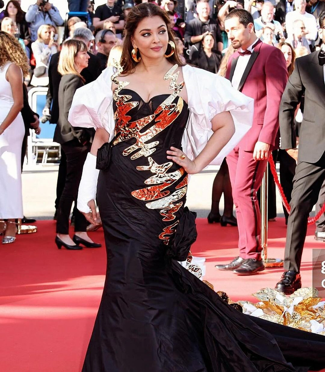 Hoa hậu Thế giới 1994 Aishwarya Rai xuất hiện trong thiết kế đầm dài quét đất, tay bồng với phần họa tiết hoa mạ vàng thêu nổi. Hoa hậu Thế giới 1994 Aishwarya Rai xuất hiện trong thiết kế đầm dài quét đất, tay bồng với phần họa tiết hoa mạ vàng thêu nổi.