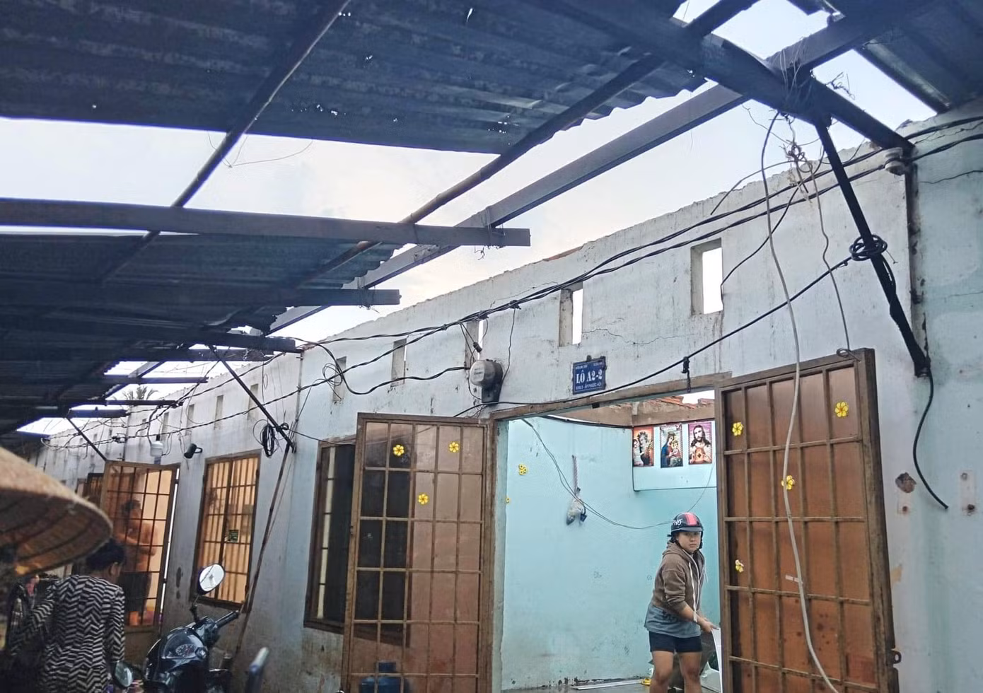 Sáng 8/5, lực lượng chức năng tại thành phố Biên Hòa, Đồng Nai vẫn đang hỗ trợ người dân xử lý, khắc phục hậu quả sau cơn mưa lớn kèm gió mạnh chiều tối 7/5.