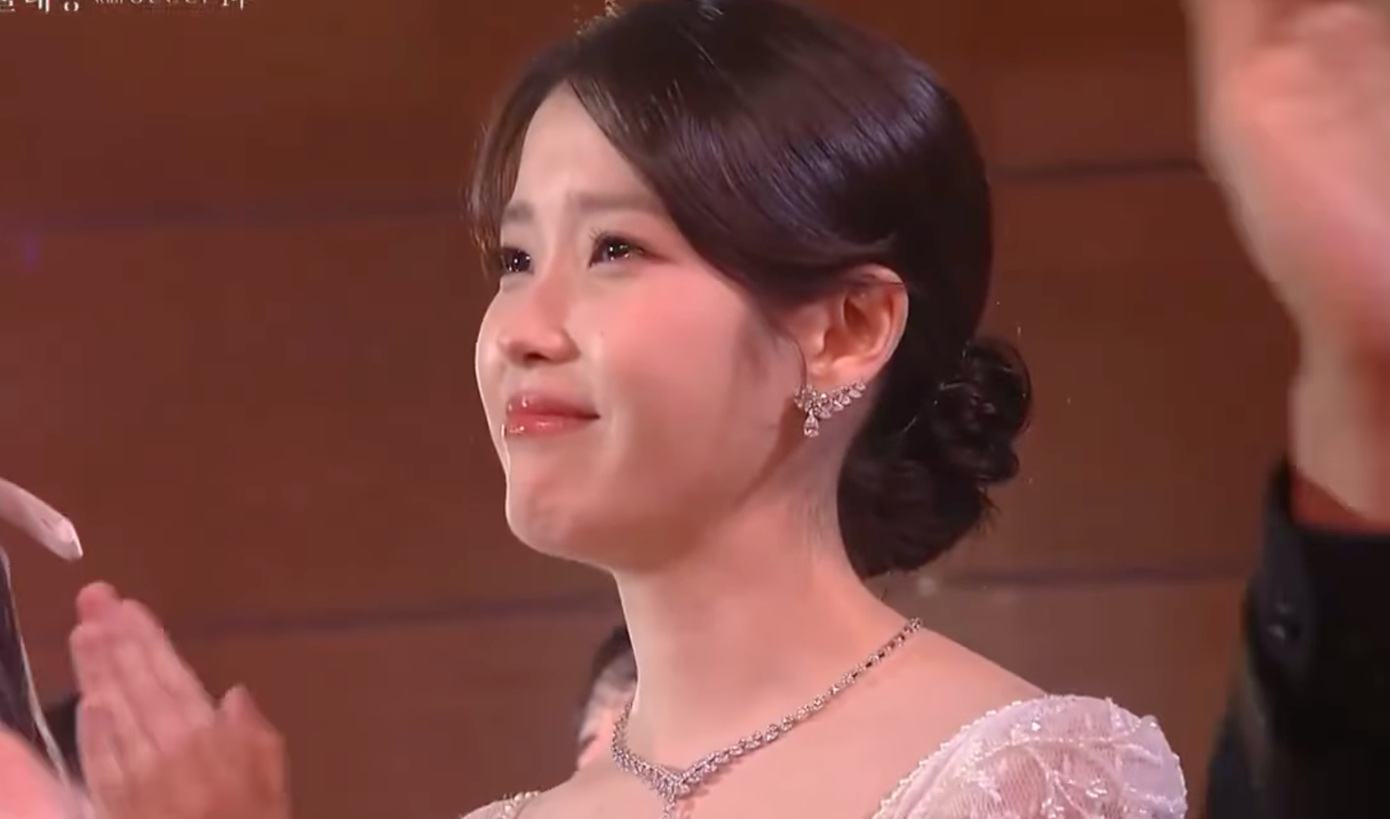 IU (ảnh phải) xúc động khi nghe đàn chị Yeom Hye Ran phát biểu thắng giải. IU (ảnh phải) xúc động khi nghe đàn chị Yeom Hye Ran phát biểu thắng giải.