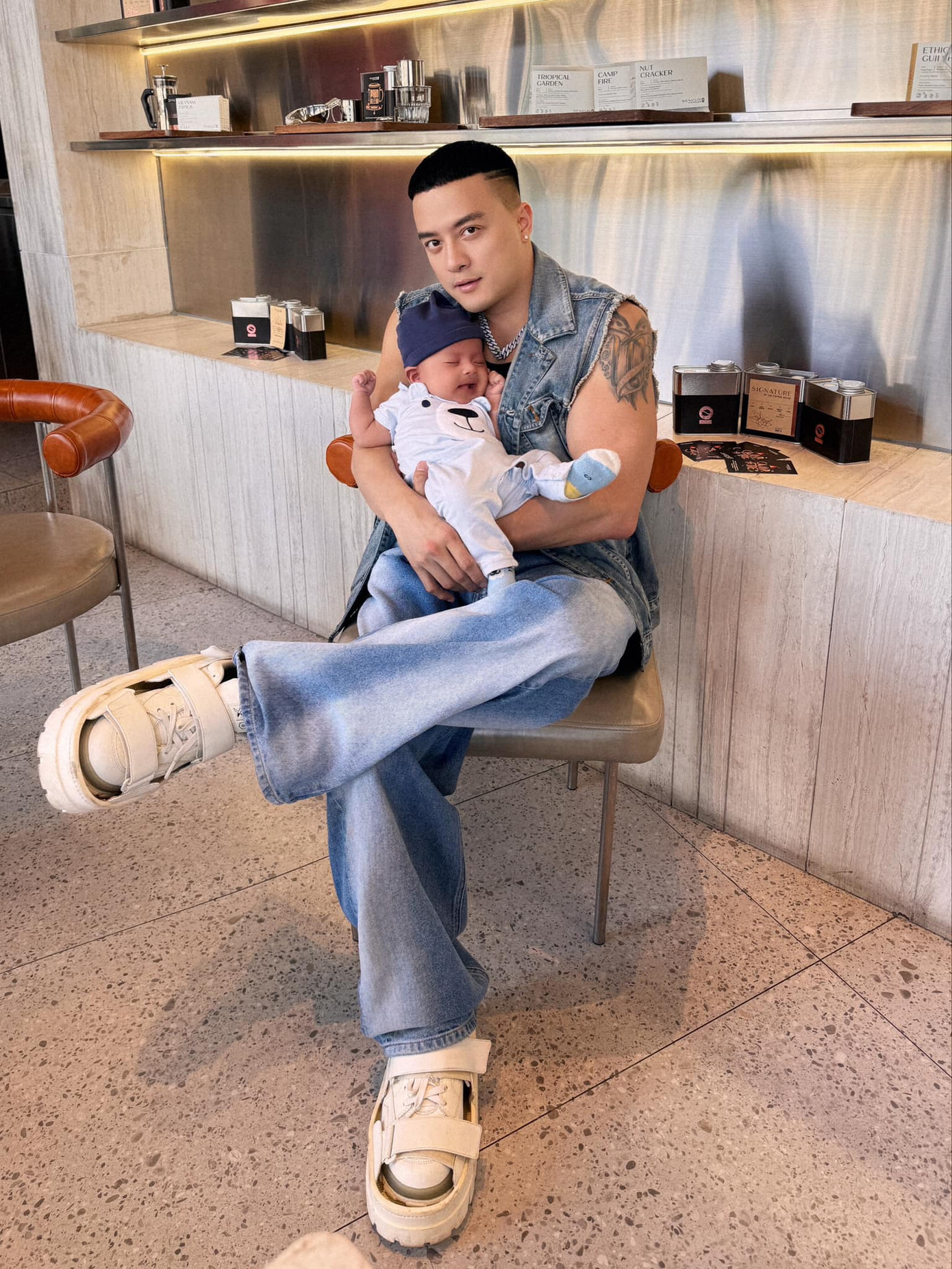 Ngày 30 Tết của Cao Thái Sơn và con trai. Từng chia sẻ với Tiền Phong, giọng ca Con đường mưa cho biết năm 2023 anh có tất cả, anh thay đổi để tốt hơn ngày mai, xứng đáng với tình yêu của khán giả. ''Mẹ và chị gái nói rằng bây giờ tôi ở vai trò mới nên phải gương mẫu và rèn luyện để trở thành người ưu tú và lan tỏa điều tuyệt vời nhất đến mọi người'' - Cao Thái Sơn bộc bạch.