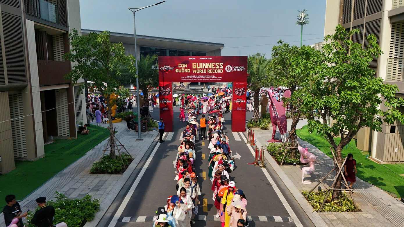 Đoàn người nối dài đi qua cổng check-in thiết lập kỷ lục thế giới.