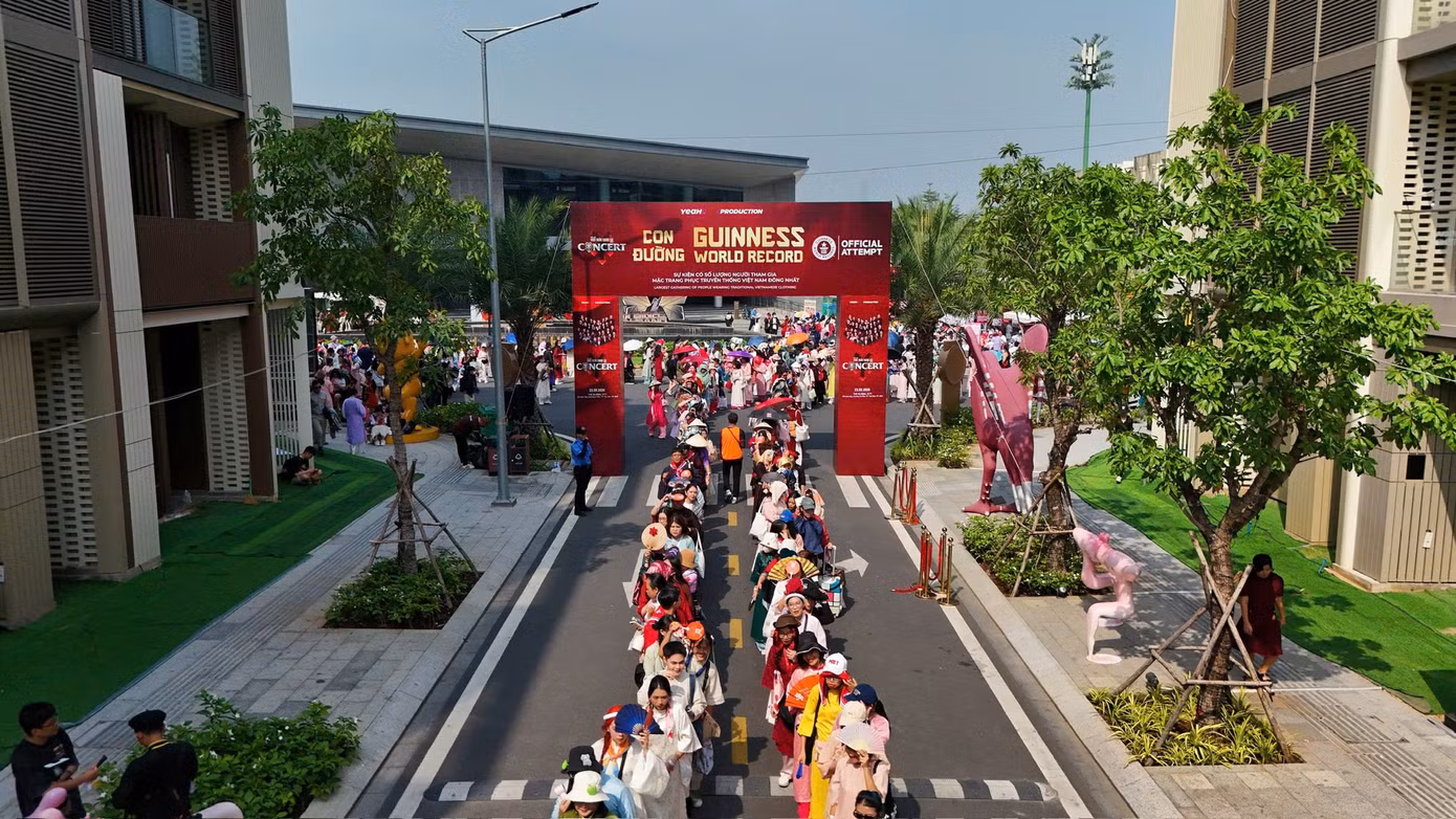 Đoàn người nối dài đi qua cổng check-in thiết lập kỷ lục thế giới.