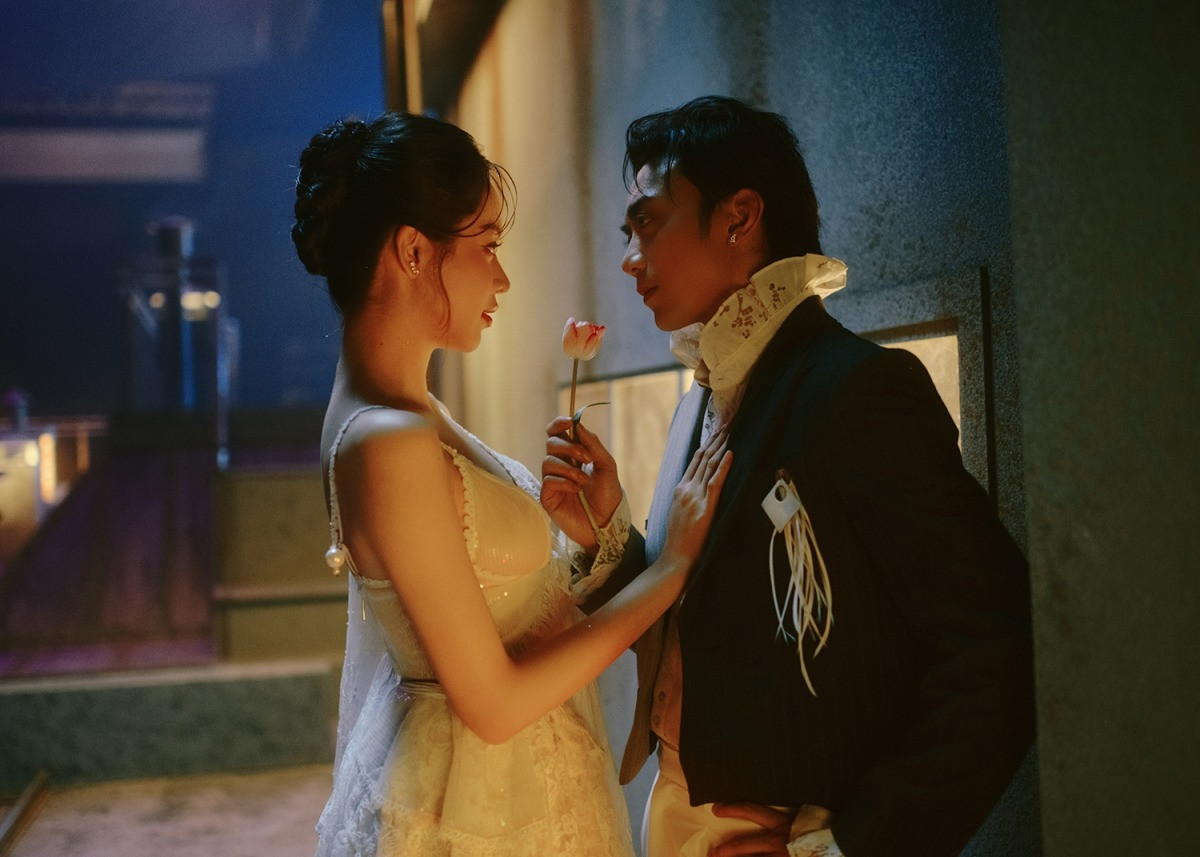 Cảnh tình tứ trong MV của Thanh Thủy và Soobin. Cảnh tình tứ trong MV của Thanh Thủy và Soobin.