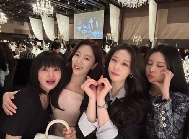 Soyeon không dự đám cưới của Jiyeon và Hyo Min. Soyeon không dự đám cưới của Jiyeon và Hyo Min.