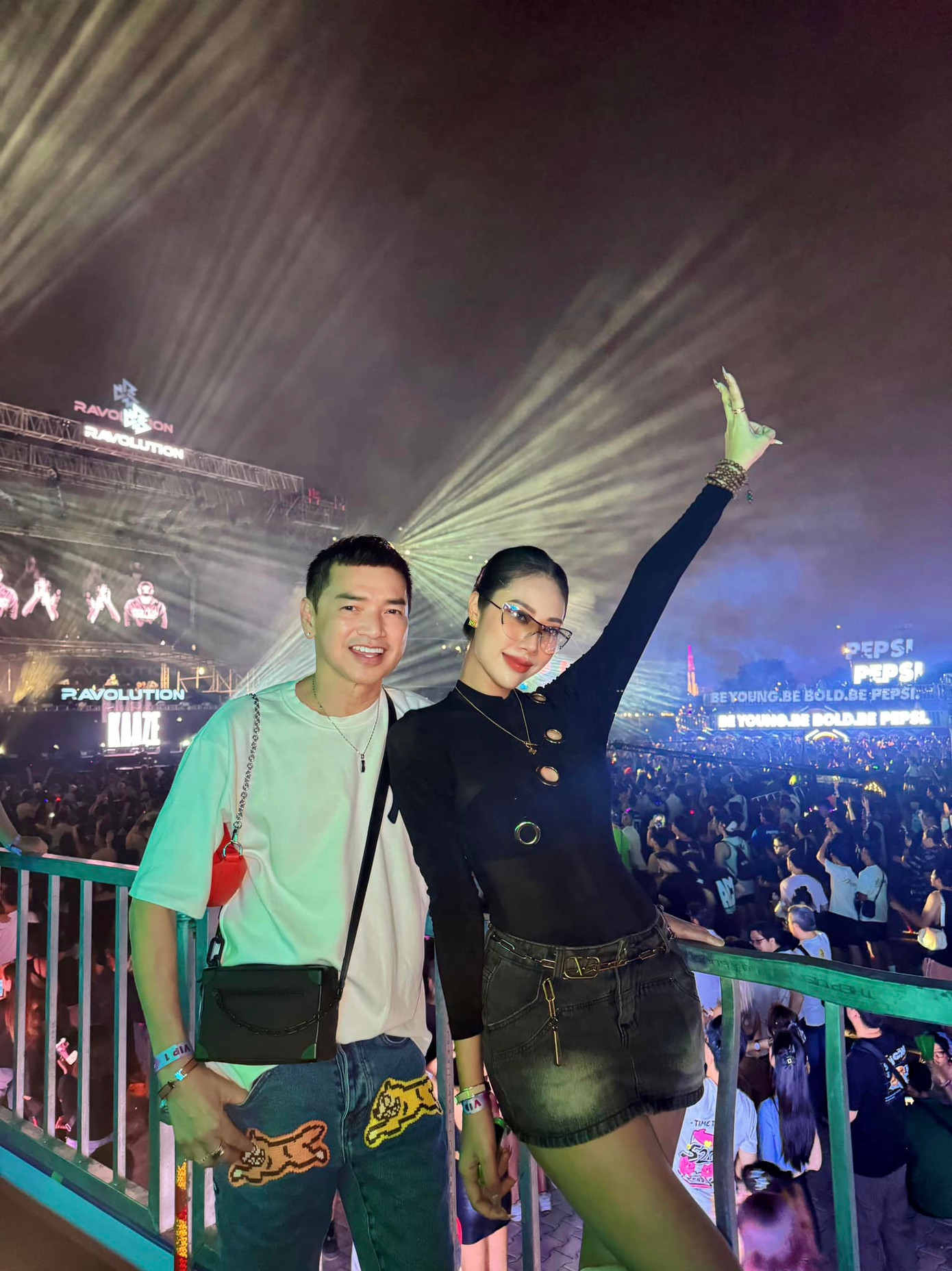 Quang Minh &quot;tháp tùng&quot; bạn gái tham dự những sự kiện âm nhạc.