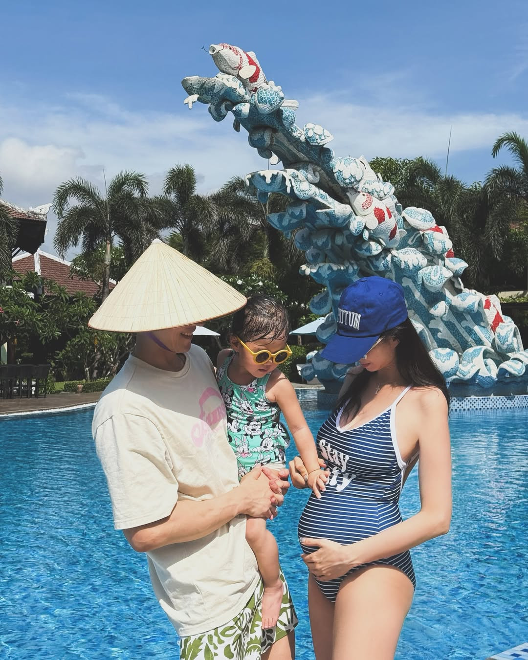 Vợ chồng Song Jae Hee - Ji So Yeon cùng con gái đầu lòng. Ảnh: _jisoyeon.