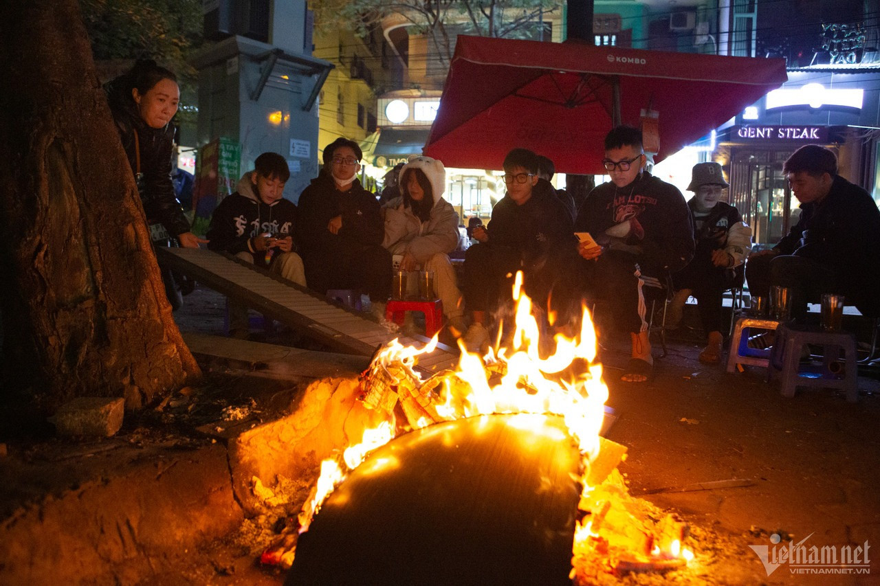 Miền Bắc đang bước vào đợt không khí có cường độ mạnh nhất từ đầu mùa đông đến nay khi nhiệt độ thấp nhất tại Hà Nội chỉ còn ở mức 11 - 14 độ C. Tối 16/12, cảnh đốt lửa sưởi ấm diễn ra ở nhiều hàng ăn, quán nước vỉa hè trung tâm Thủ đô. Hình ảnh tại khu vực phố Hoàng Cầu (quận Đống Đa), một nhóm bạn trẻ tranh thủ tận hưởng cái lạnh, tụ tập trò chuyện. Miền Bắc đang bước vào đợt không khí có cường độ mạnh nhất từ đầu mùa đông đến nay khi nhiệt độ thấp nhất tại Hà Nội chỉ còn ở mức 11 - 14 độ C. Tối 16/12, cảnh đốt lửa sưởi ấm diễn ra ở nhiều hàng ăn, quán nước vỉa hè trung tâm Thủ đô. Hình ảnh tại khu vực phố Hoàng Cầu (quận Đống Đa), một nhóm bạn trẻ tranh thủ tận hưởng cái lạnh, tụ tập trò chuyện.