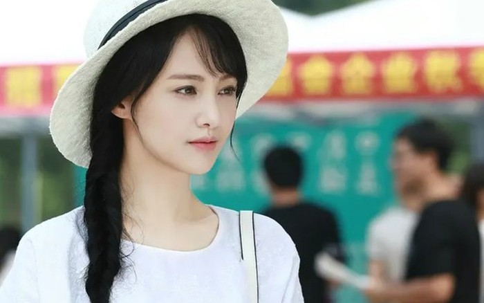 Trịnh Sảng vướng scandal trốn thuế, vi phạm luật cấm mang thai hộ của Trung Quốc và bị cấm sóng năm 2021.