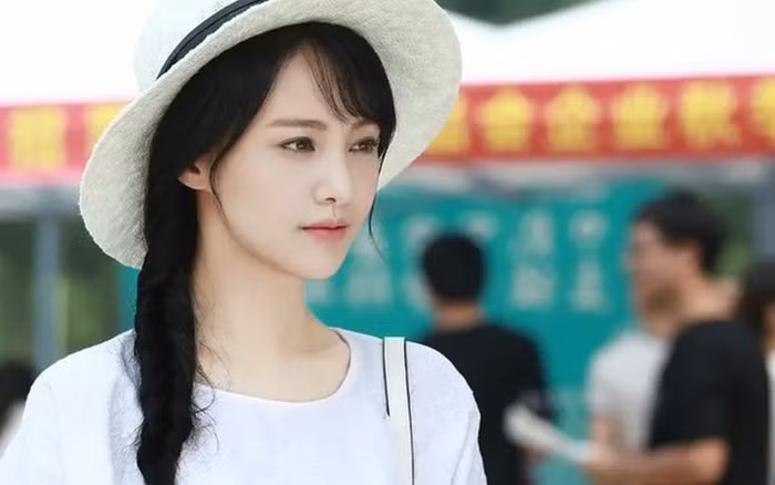 Trịnh Sảng vướng scandal trốn thuế, vi phạm luật cấm mang thai hộ của Trung Quốc và bị cấm sóng năm 2021.