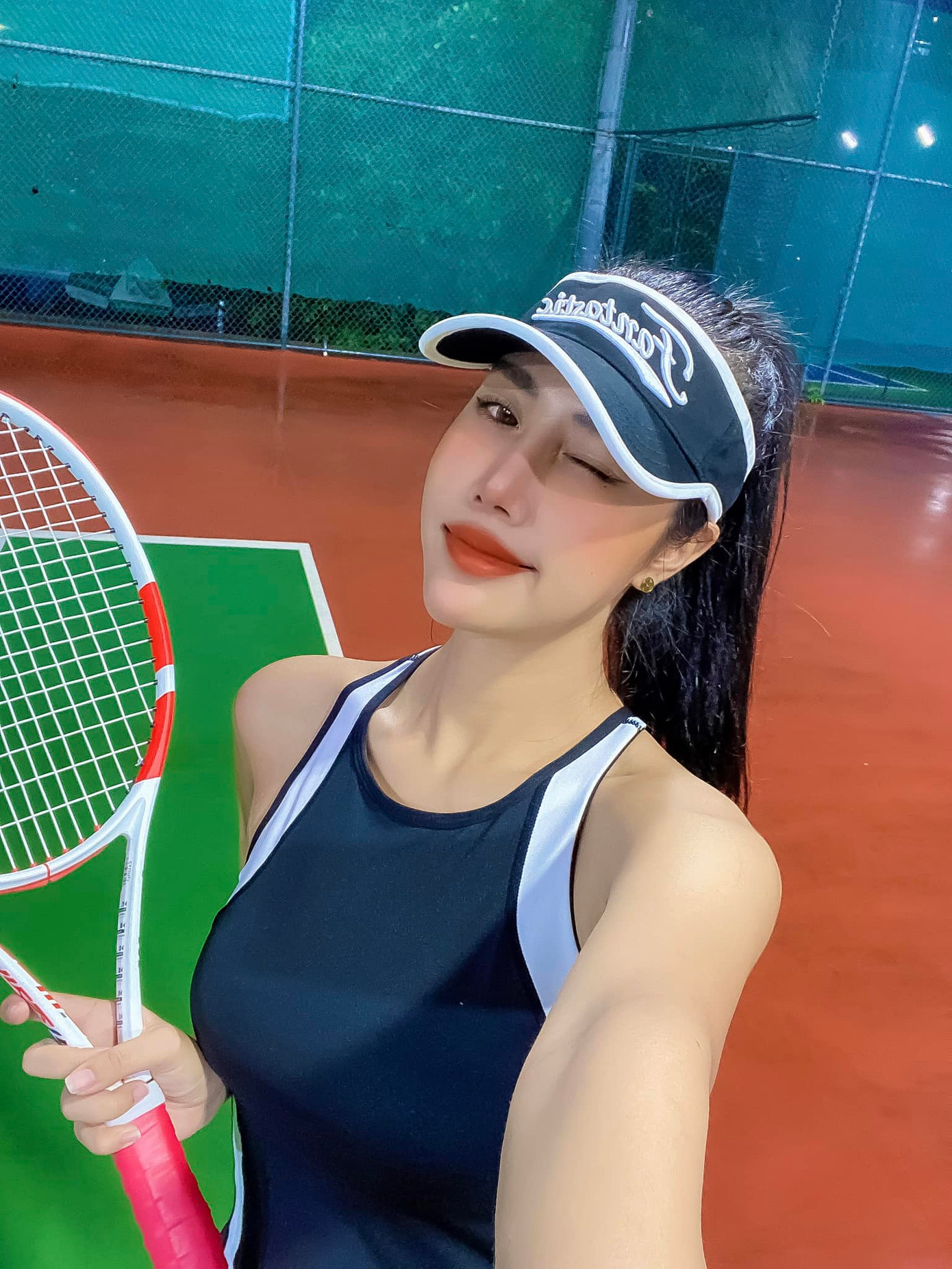 Tăng Khánh Chi yêu thích các hoạt động thể thao, thường check-in ở các sân tập tennis.