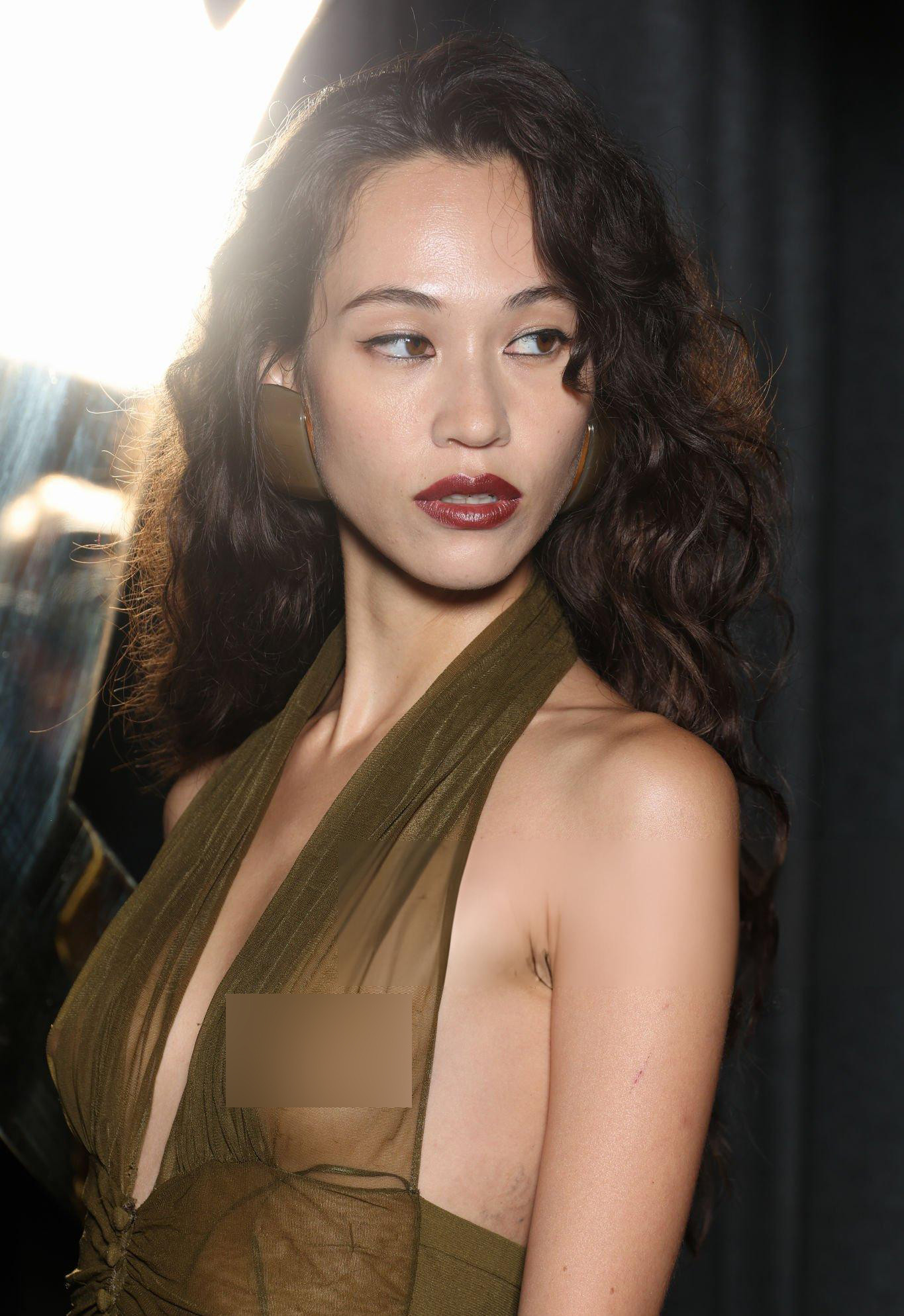 Diễn viên, người mẫu Kiko Mizuhara táo bạo khi lựa chọn bộ đầm Saint Laurent xuyên thấu. Ảnh: Getty. Diễn viên, người mẫu Kiko Mizuhara táo bạo khi lựa chọn bộ đầm Saint Laurent xuyên thấu. Ảnh: Getty.