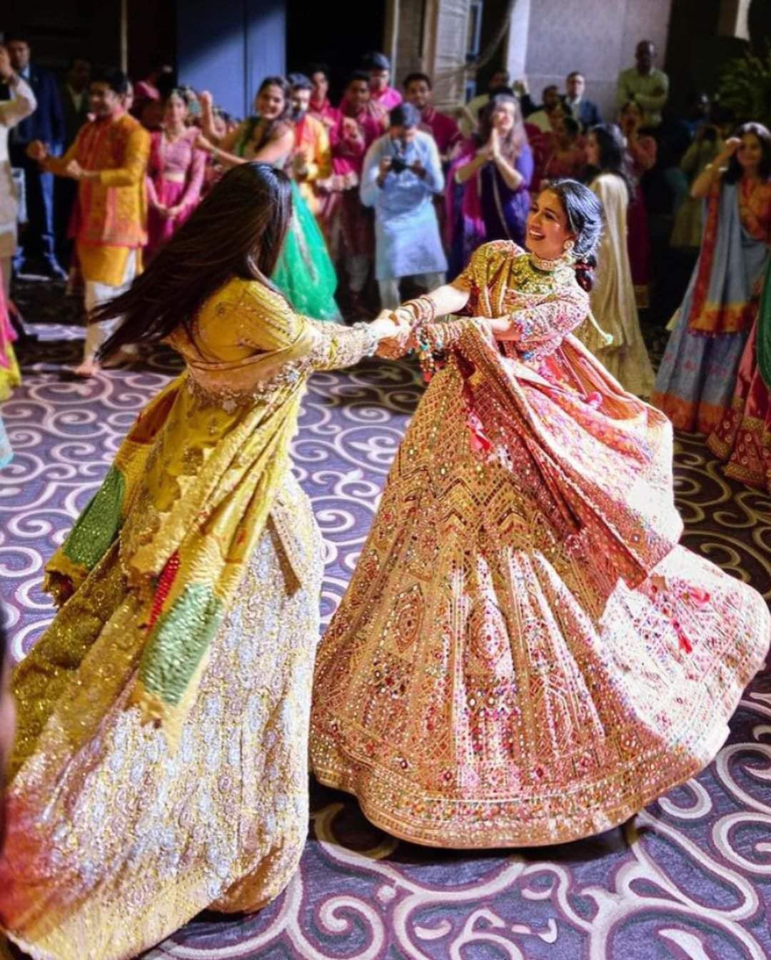 Đám cưới con trai tỷ phú được ví như sự kiện hoàng gia tại Ấn Độ. Ảnh: Tadka Bollywood.