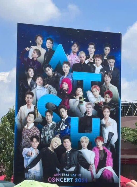 Poster khổ lớn thiếu Công Dương, BTC khắc phục bằng cách dán thêm ảnh của nam diễn viên. Vị trí Quang Hùng MasterD và Đức Phúc trong top 5 anh trai bị hoán đổi khiến fan bức xúc. Ảnh: Threads.