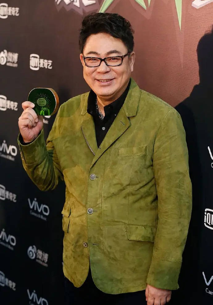 Từ trái sang: Ngụy Gia, Cao Á Lân và nữ diễn viên bị tố là "tiểu tam" Từ Tử Quân. Từ trái sang: Ngụy Gia, Cao Á Lân và nữ diễn viên bị tố là "tiểu tam" Từ Tử Quân.