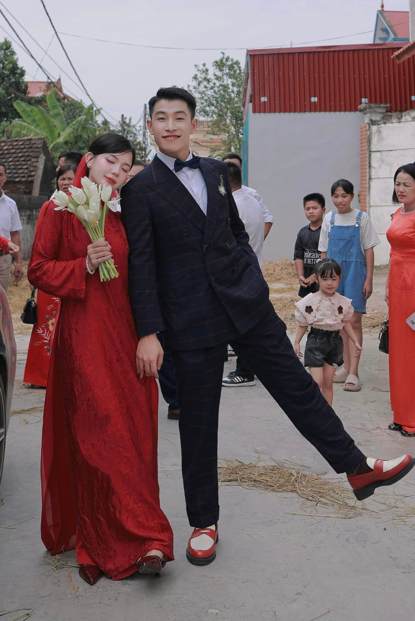 Vốn kín tiếng trong chuyện cá nhân, Tuấn Mõ từ chối chia sẻ về nửa kia. Anh nói muốn khán giả tập trung vào sự nghiệp diễn xuất của anh. Vốn kín tiếng trong chuyện cá nhân, Tuấn Mõ từ chối chia sẻ về nửa kia. Anh nói muốn khán giả tập trung vào sự nghiệp diễn xuất của anh.