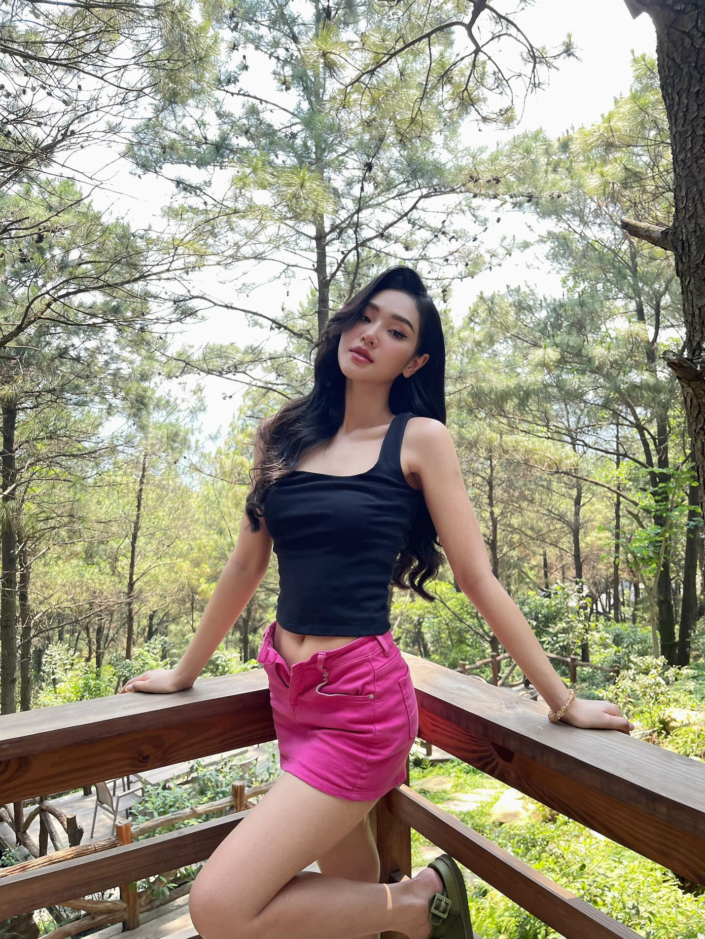 Cô tốt nghiệp Đại học Kinh tế quốc dân nhưng trái ngành, lấn sân sang diễn xuất. Vai diễn hầu hết của cô chỉ dạng vai phụ, cần nhiều gian để minh chứng bản thân. Cô tốt nghiệp Đại học Kinh tế quốc dân nhưng trái ngành, lấn sân sang diễn xuất. Vai diễn hầu hết của cô chỉ dạng vai phụ, cần nhiều gian để minh chứng bản thân.