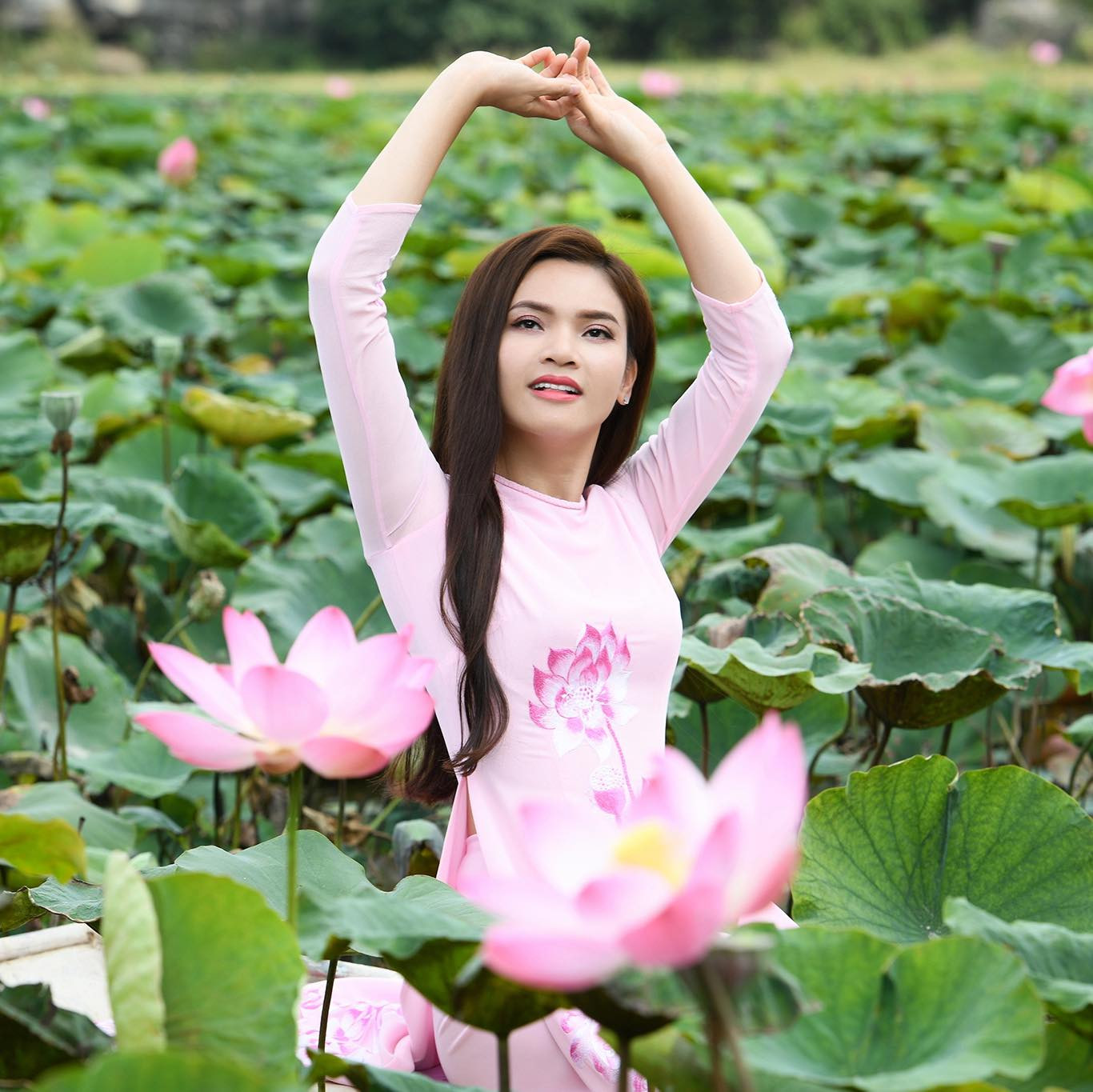 Thời điểm năm 2003, Phương Thảo cũng là nghệ sĩ trẻ tuổi nhất, ngoài 30 tuổi được phong tặng danh hiệu NSƯT. Bên cạnh vai trò ca sĩ, cô cũng có thể sáng tác, làm thơ. Nhạc phẩm Chàng vinh quy do chính cô sáng tác từng đoạt huy chương vàng Liên hoan Ca múa nhạc toàn quốc năm 2018. Một số ca khúc nổi tiếng được cô chắp bút như Gái Nghệ, Cho em thôi chòng chành, Đất mẹ ngày về, Trăng sáng một mình. Tập thơ đầu tay Đi hết xuân thì là nỗi lòng về phận đời truân chuyên của chính nữ ca sĩ.