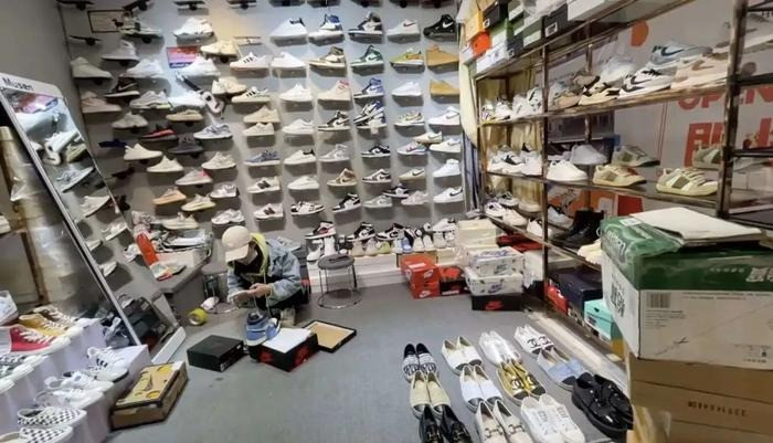 Hàng hiệu giả có đầy đủ chứng nhận như hàng thật, kể cả hóa đơn mua từ cửa hàng chính hãng nước ngoài.