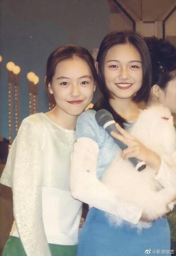 Chị em Từ Hy Đệ (đứng bên trái) và Từ Hy Viên thời mới vào nghề.