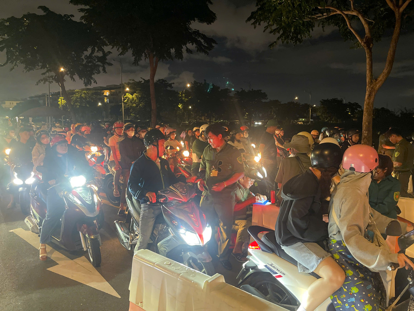 Đến gần 19h, dòng người bất tận đổ về khu đô thị Vạn Phúc vẫn không ngớt. Bãi ô tô và xe máy phía bên chứa lượng phương tiện khủng lên đến hàng nghìn chiếc. Mỗi xe máy có giá 10.000 đồng, ô tô 30.000 đồng. Ảnh: Phạm Nguyễn. Đến gần 19h, dòng người bất tận đổ về khu đô thị Vạn Phúc vẫn không ngớt. Bãi ô tô và xe máy phía bên chứa lượng phương tiện khủng lên đến hàng nghìn chiếc. Mỗi xe máy có giá 10.000 đồng, ô tô 30.000 đồng. Ảnh: Phạm Nguyễn.