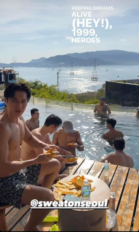 Nhóm của diễn viên Park Hae Jin (áo sọc) ăn 25 kg xoài trong những ngày ở Nha Trang. Nhóm của diễn viên Park Hae Jin (áo sọc) ăn 25 kg xoài trong những ngày ở Nha Trang.