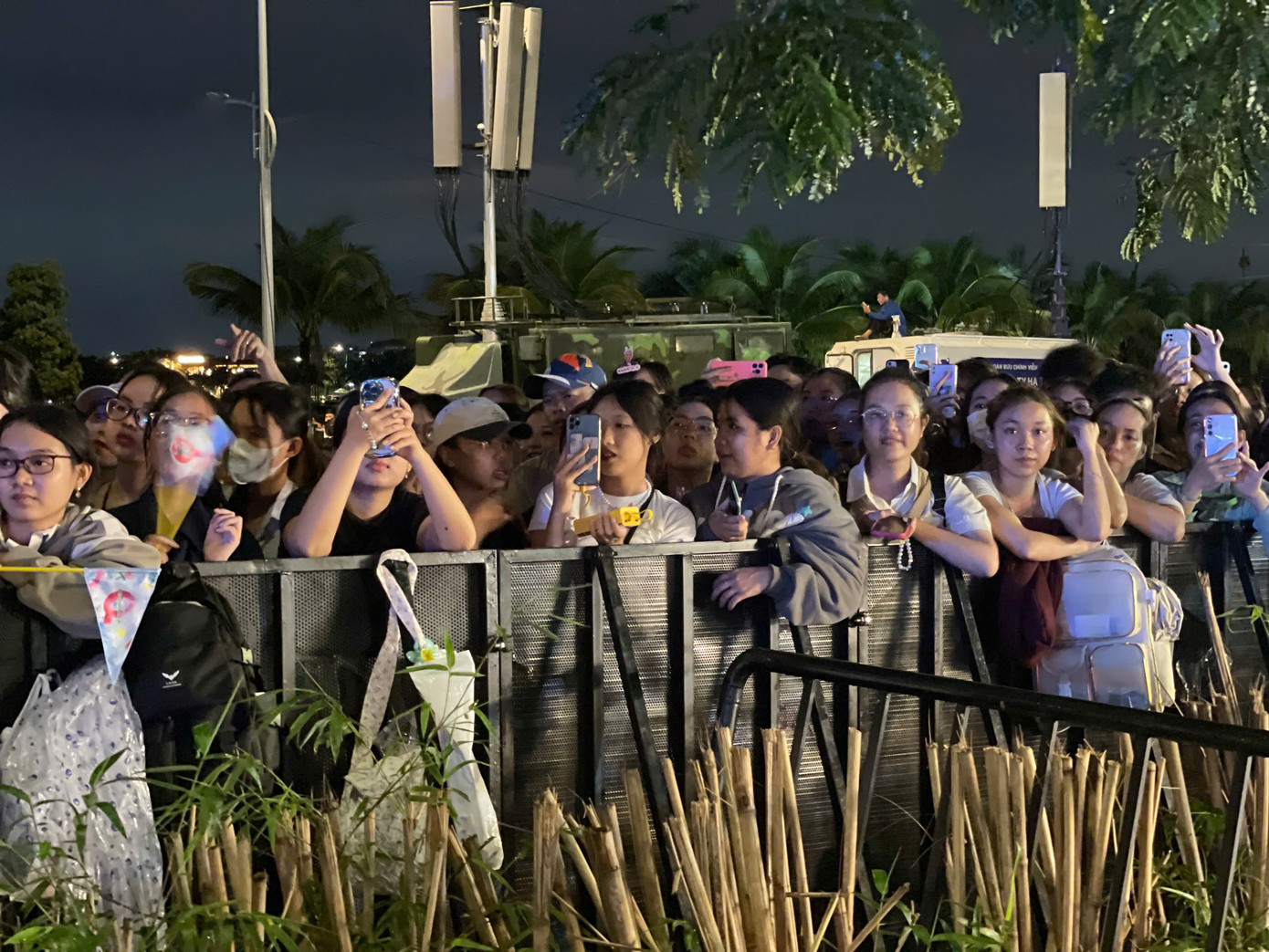 Hàng trăm người bám rào phía ngoài concert theo dõi đại nhạc hội đang diễn ra. Lần thứ hai tổ chức concert ở TPHCM, chương trình vẫn đón nhận được sự quan tâm lớn từ khán giả, nhất là người trẻ - đối tượng show Anh trai say hi hướng tới. Ảnh: Phạm Nguyễn. Hàng trăm người bám rào phía ngoài concert theo dõi đại nhạc hội đang diễn ra. Lần thứ hai tổ chức concert ở TPHCM, chương trình vẫn đón nhận được sự quan tâm lớn từ khán giả, nhất là người trẻ - đối tượng show Anh trai say hi hướng tới. Ảnh: Phạm Nguyễn.