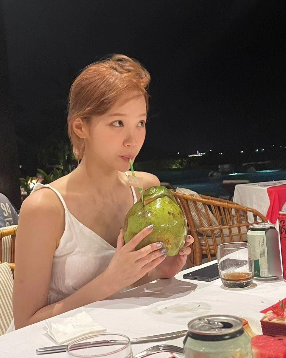 Chae Won là thành viên nhóm nhạc nữ Le Sserafim, được thành lập và quản lý bởi Source Music, công ty con của tập đoàn HYBE. Trước đó, cô tham gia show sống còn Produce48, hoạt động trong nhóm nữ dự án IZ*ONE hoạt động từ năm 2018 đến 2021, đảm nhận vai trò giọng ca chính. Tuy vậy, công ty quản lý cũ Woollim Entertainment bị nghi giúp cô gian lận thành tích, khiến hình ảnh của Chae Won xấu đi trong mắt công chúng.