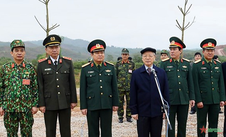 Ngày 19/11/2017, Tổng Bí thư Nguyễn Phú Trọng, Bí thư Quân ủy Trung ương thăm, kiểm tra công tác huấn luyện, hiệp đồng, sẵn sàng chiến đấu năm 2017 của một số đơn vị quân đội. Ảnh: Trọng Hải.