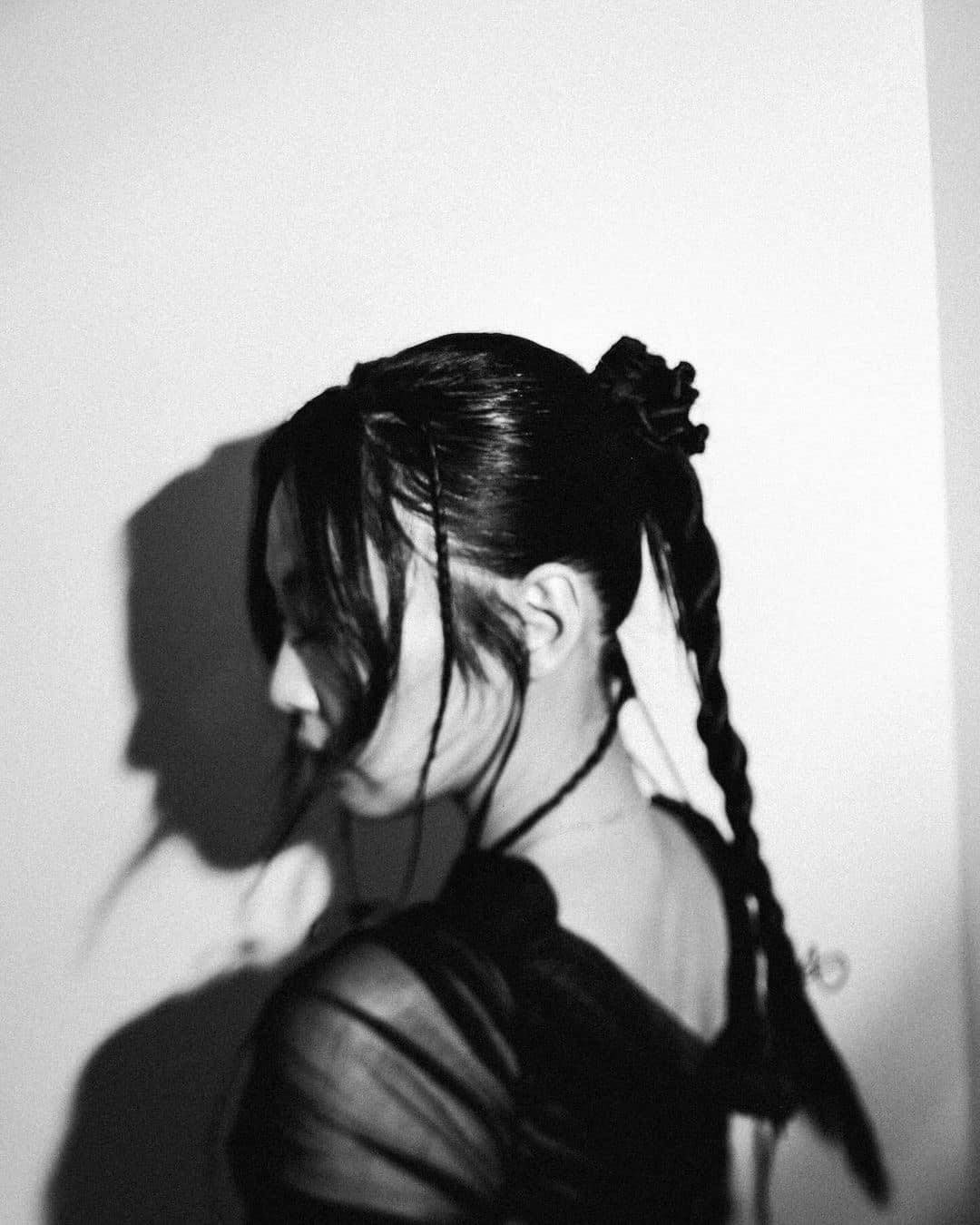 Nữ ca sĩ từng hợp tác với chủ nhân hit Starboy khi đóng trong dự án The Idol do HBO sản xuất năm 2023. Cũng chính vì diễn xuất và hình tượng trong bộ phim này, Jennie vướng tranh cãi, bị chỉ trích vì nội dung khiêu dâm.