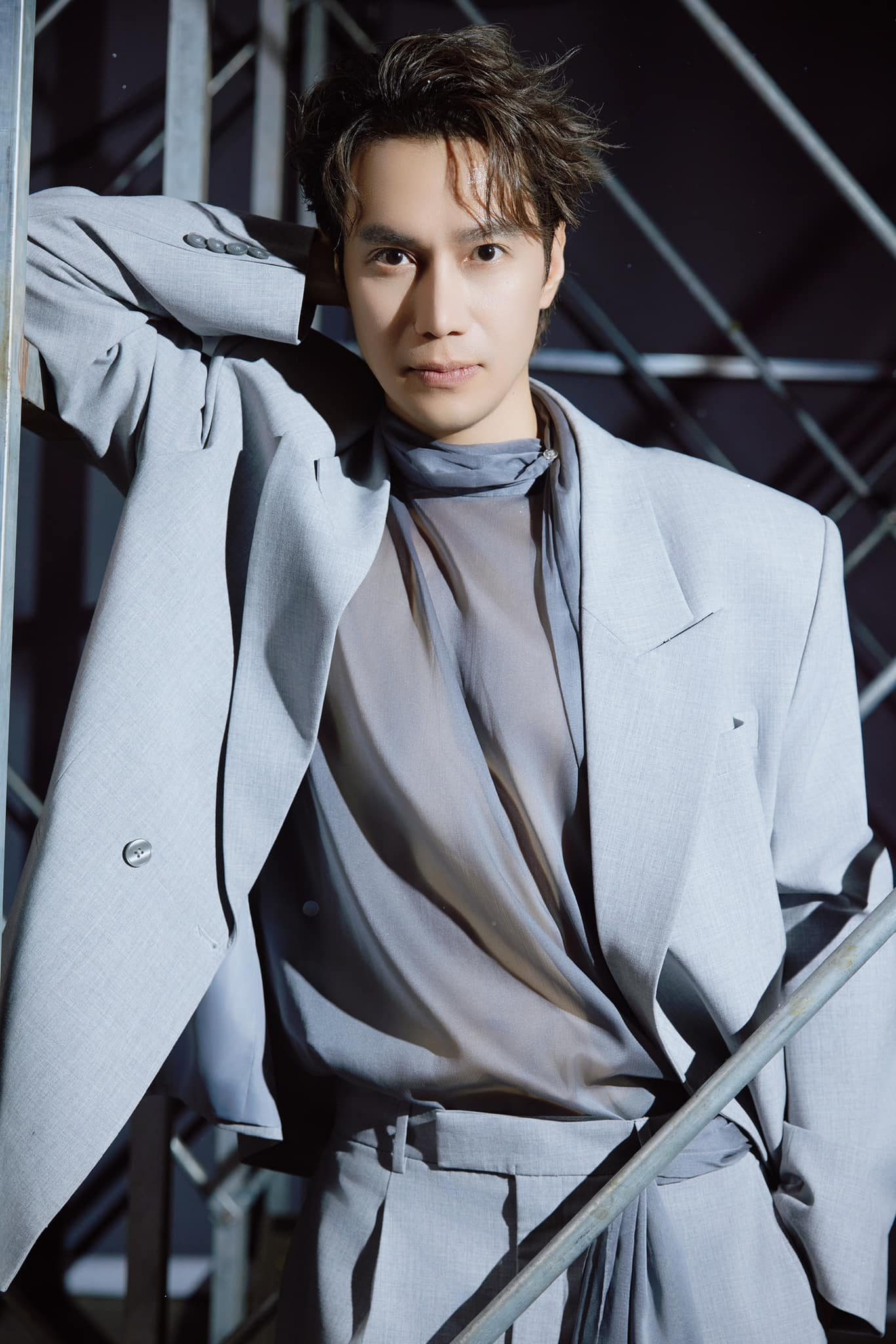 Việt Anh thời đóng Chạy án và hiện tại (phải). Việt Anh thời đóng Chạy án và hiện tại (phải).