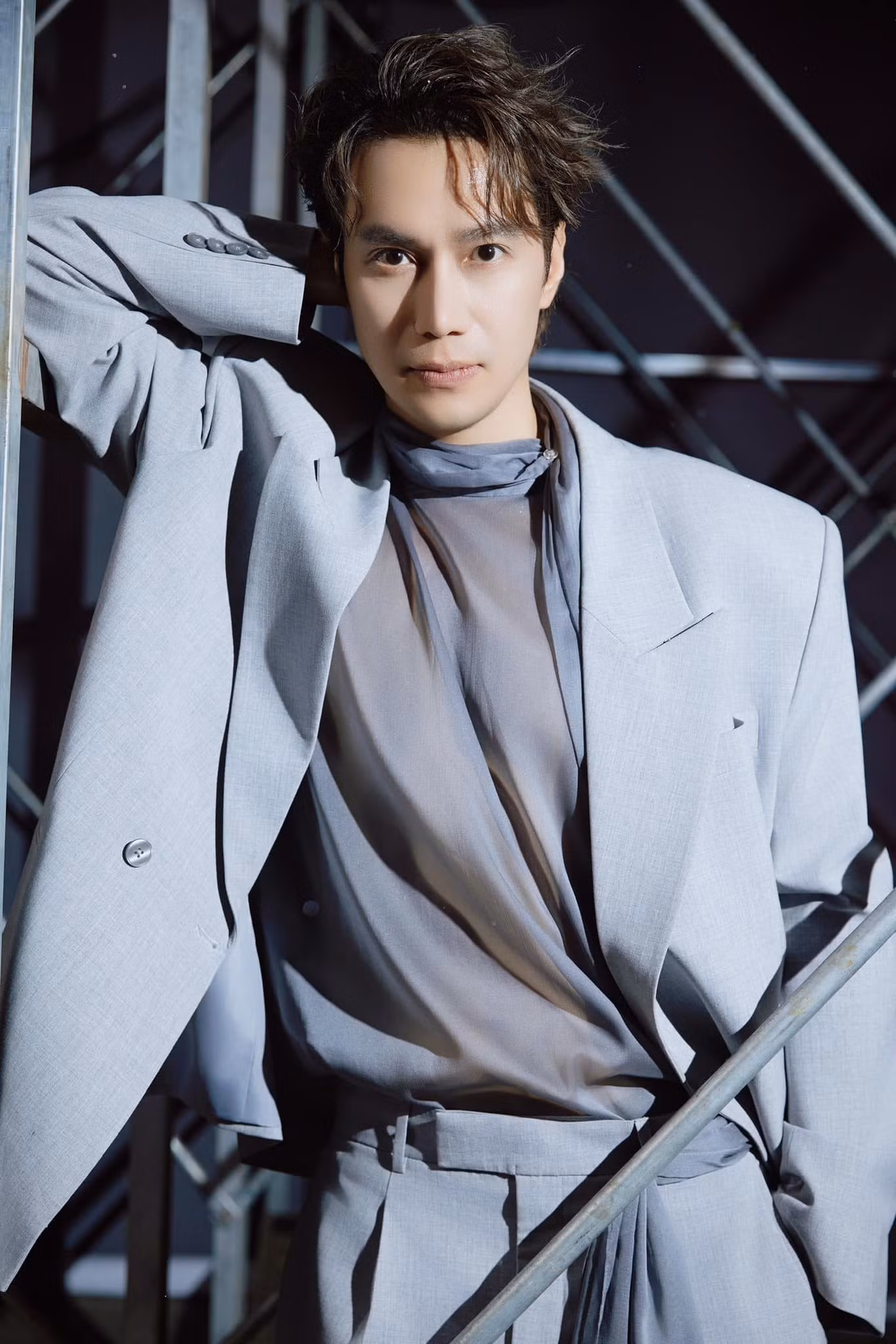 Việt Anh thời đóng Chạy án và hiện tại (phải).