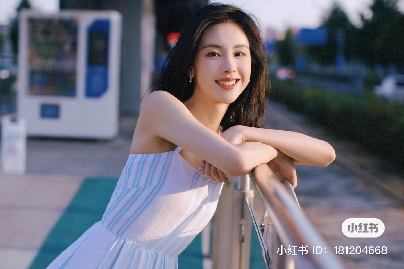 Trần Đô Linh sinh năm 1993 tại Hạ Môn, tỉnh Phúc Kiến, Trung Quốc. Cô được ngợi ca là mỹ nhân học giỏi khi thi đậu Đại học Hàng không và Du hành vũ trụ Nam Kinh với số điểm 621/750. Năm 2015, nữ diễn viên có tên trong top 10 sinh viên xuất sắc nhất trường, mục chế tạo công trình và vũ khí chuyên nghiệp.