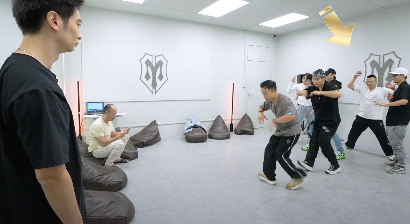 Sự hoạt ngôn và duyên dáng của Tự Long khiến SlimV phải nhanh chóng đầu hàng.