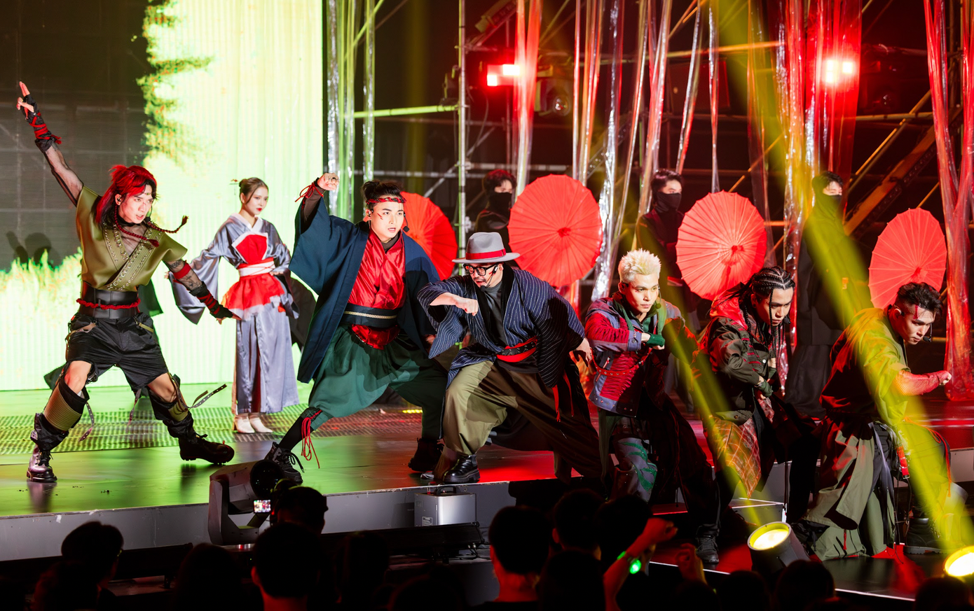 Sân khấu của 4 Liên Minh trong phần 1 Công diễn 2.