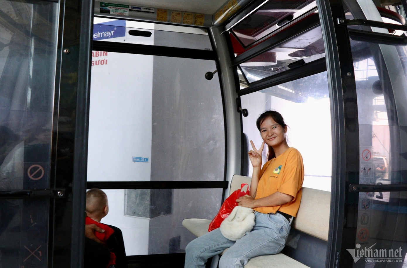 Cách thành phố Hồ Chí Minh hơn 100km về hướng Đông Bắc, chùa Gia Lào là địa điểm du lịch tâm linh nổi tiếng ở tỉnh Đồng Nai, nằm ở lưng chừng núi Chứa Chan cao 837m, được mệnh danh là “Đệ nhị thiên sơn” ở Đông Nam bộ. Cách thành phố Hồ Chí Minh hơn 100km về hướng Đông Bắc, chùa Gia Lào là địa điểm du lịch tâm linh nổi tiếng ở tỉnh Đồng Nai, nằm ở lưng chừng núi Chứa Chan cao 837m, được mệnh danh là “Đệ nhị thiên sơn” ở Đông Nam bộ.