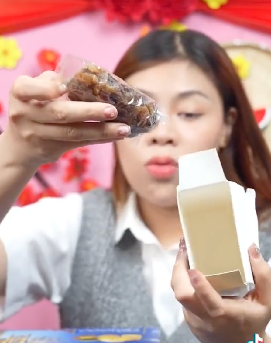 Giỏ quà Tết vợ chồng Lê Dương Bảo Lâm bán (trái) và sản phẩm bên trong được TikToker review.