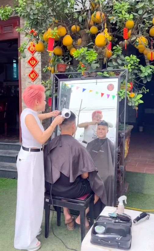 Tại Đông Anh hôm 27/3, Quang Hải gấp rút chuẩn bị cho đám cưới. Nam cầu thủ mới trở về sau khi hoàn thành nhiệm vụ tại tuyển quốc gia. Để tiết kiệm thời gian, Quang Hải nhờ thợ cắt tóc thân thiết tút tát gọn gàng ngay tại sân nhà. Ảnh: Van Anh Tran. Tại Đông Anh hôm 27/3, Quang Hải gấp rút chuẩn bị cho đám cưới. Nam cầu thủ mới trở về sau khi hoàn thành nhiệm vụ tại tuyển quốc gia. Để tiết kiệm thời gian, Quang Hải nhờ thợ cắt tóc thân thiết tút tát gọn gàng ngay tại sân nhà. Ảnh: Van Anh Tran.